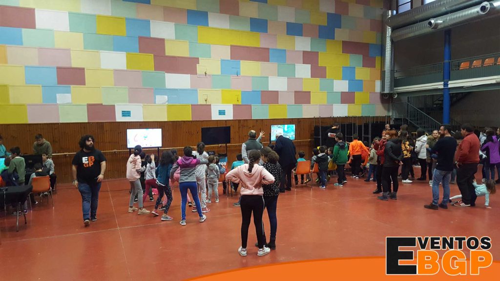 Niños jugando en el pueblo de Tauste (Aragon), evento de Videojuegos y Evento de Realidad Virtual en Navidad.