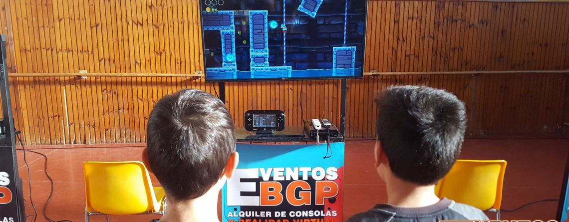 Niños jugando en el pueblo de Tauste (Aragon), evento de Videojuegos y Alquiler de Realidad Virtual.
