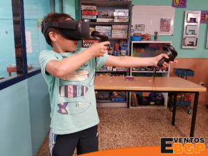 Niño jugando a Oculus Quest